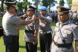 Kapolres Kuningan saat memimpin sertijab Kapolsek Cilimus dan Mandirancan. 
